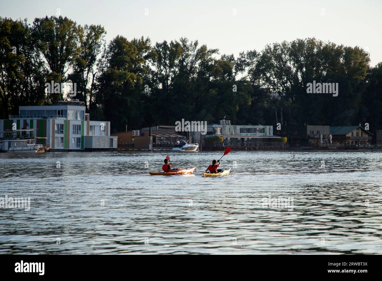 Belgrade, Serbie, 6 septembre 2023 : un jeune couple fait du kayak sur le Danube Banque D'Images