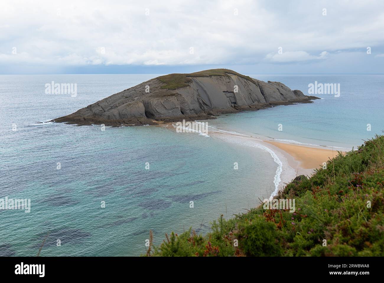 Panorama à couper le souffle de la côte rocheuse avec zone de sable et falaise dans la mer dans la journée ensoleillée d'été à Playa de Covachos en Cantabrie, Espagne Banque D'Images