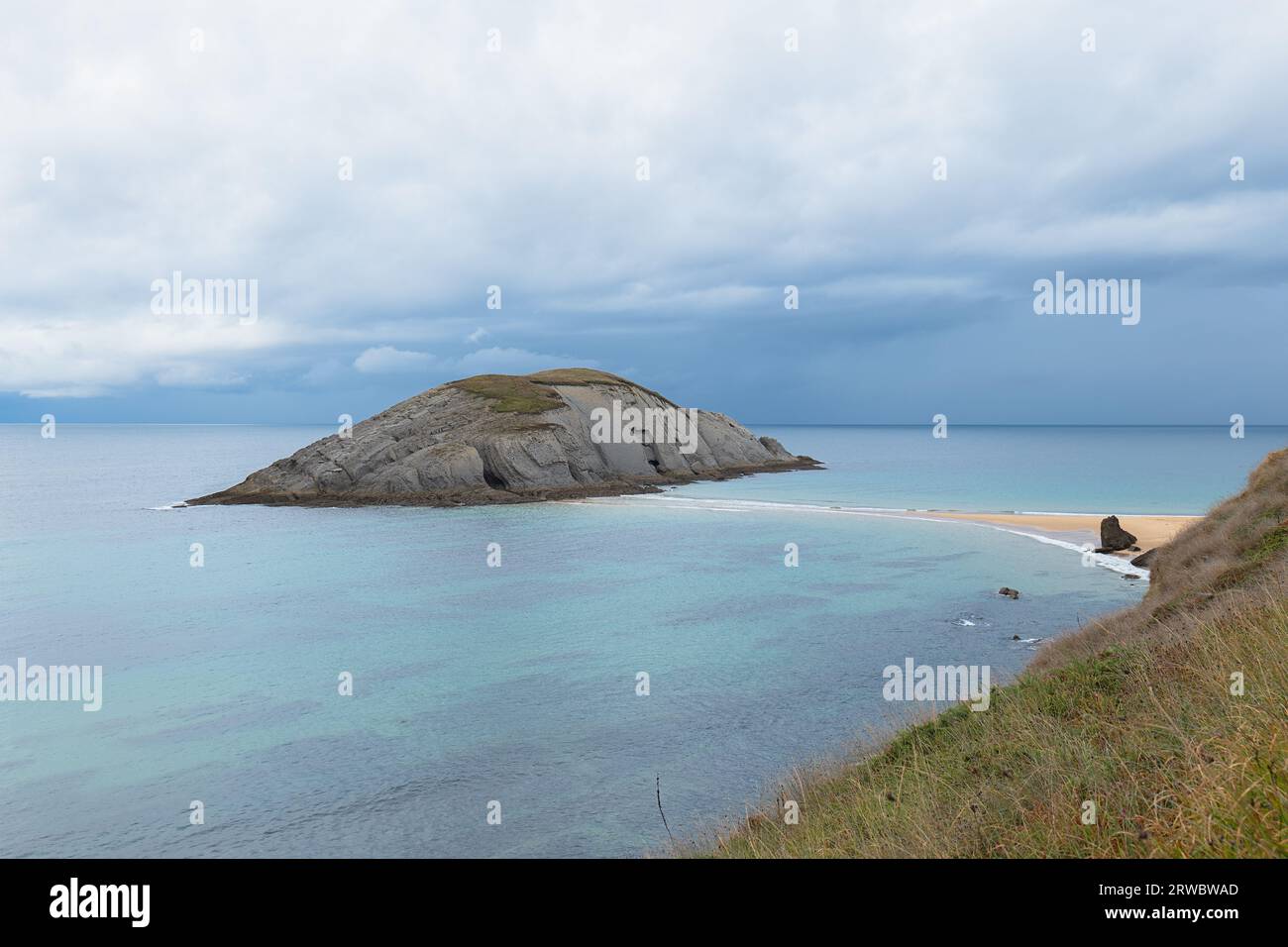 Panorama à couper le souffle de la côte rocheuse avec zone de sable et falaise dans la mer dans la journée ensoleillée d'été à Playa de Covachos en Cantabrie, Espagne Banque D'Images