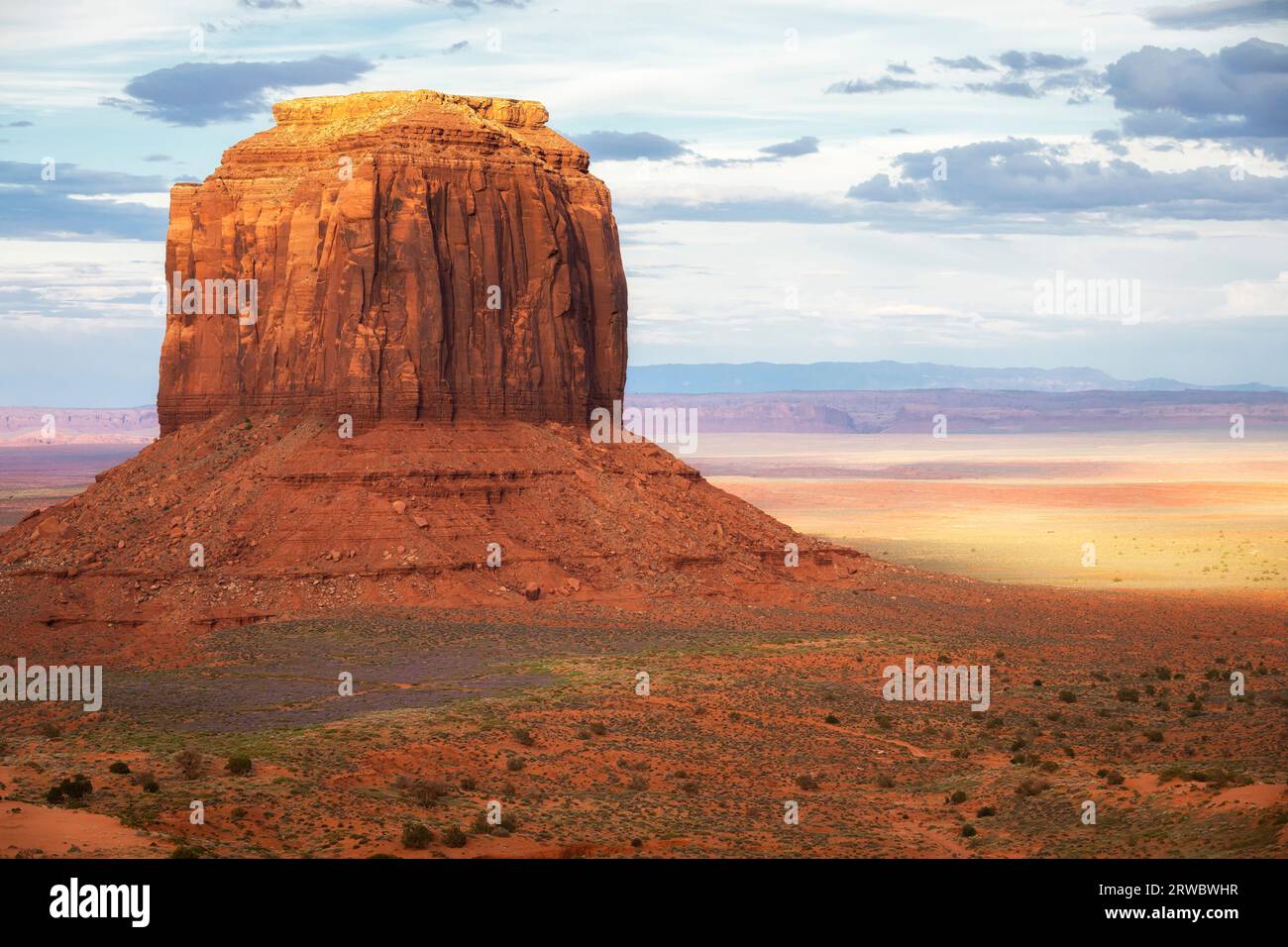 Formation rocheuse située sur un vaste terrain à Monument Valley sous un ciel nuageux plein de nuages en Amérique Banque D'Images