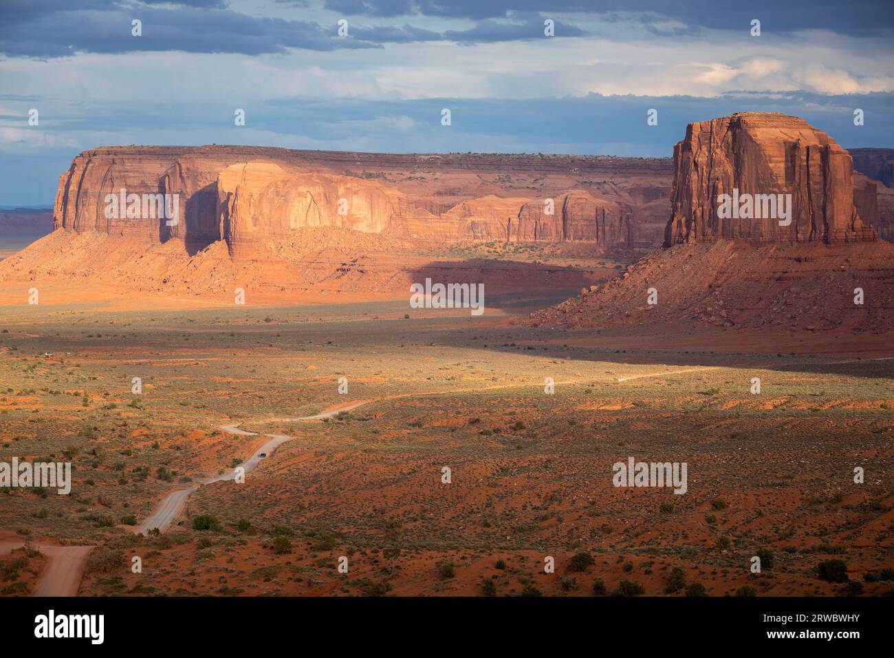 Vue pittoresque de Monument Valley avec des formations rocheuses rugueuses situées aux États-Unis sous un ciel bleu plein de nuages Banque D'Images