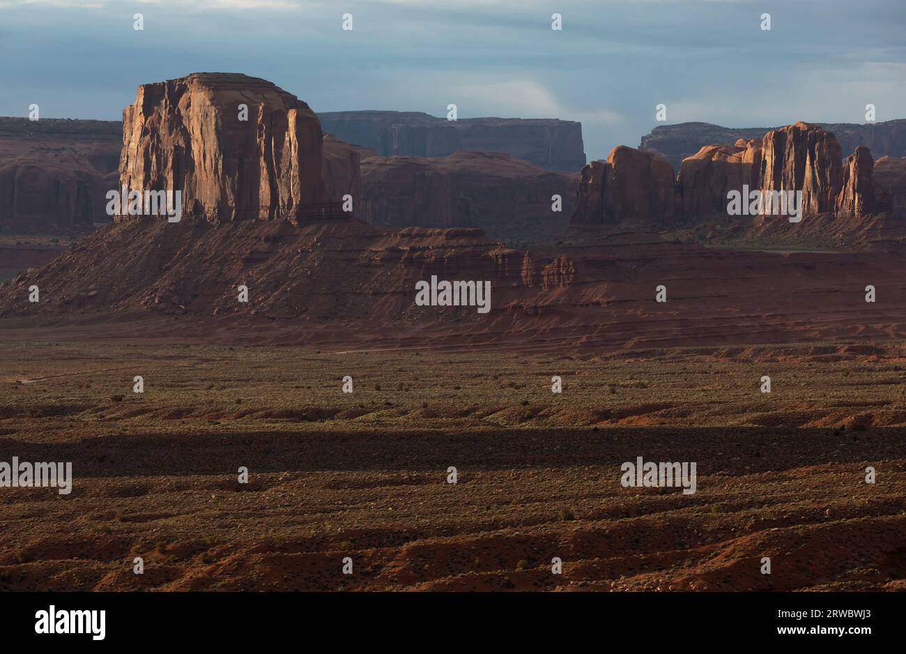 Vue pittoresque de Monument Valley avec des formations rocheuses rugueuses situées aux États-Unis sous un ciel bleu plein de nuages Banque D'Images