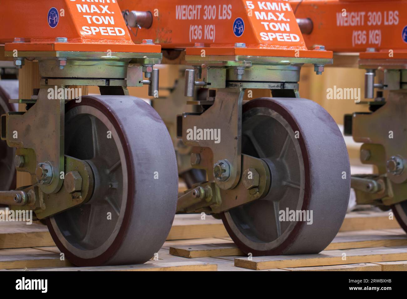 Roues industrielles. Bas du support utilisé pour les moteurs d'aviation Banque D'Images