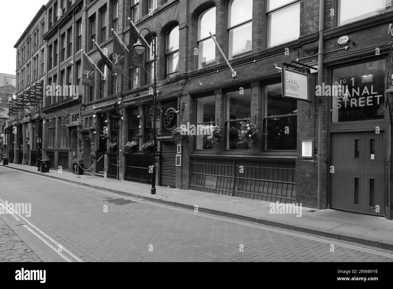 Vue le long de Canal Street, le Manchester gay village, Manchester City, Angleterre, Royaume-Uni Banque D'Images