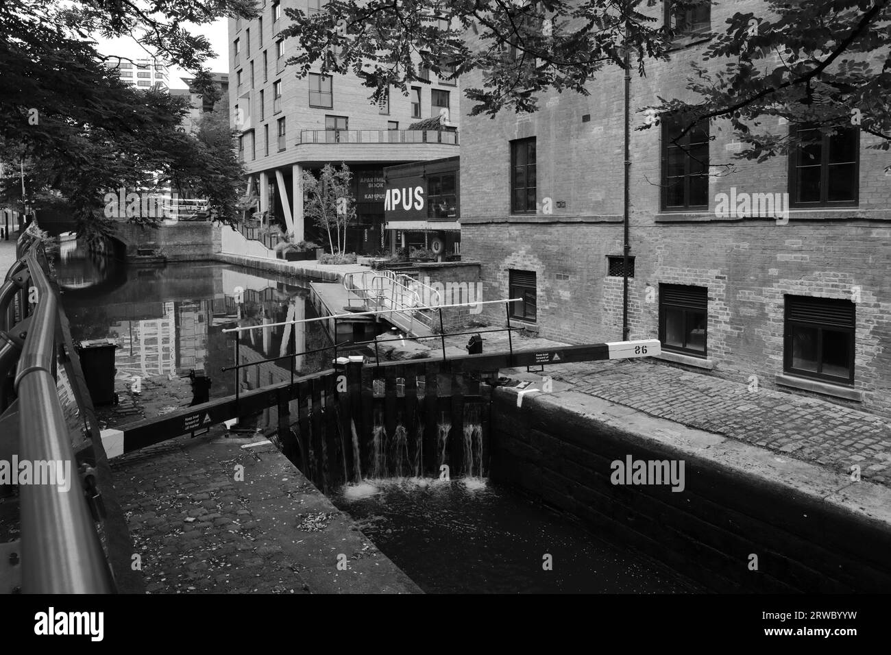 Vue le long de Canal Street, le Manchester gay village, Manchester City, Angleterre, Royaume-Uni Banque D'Images