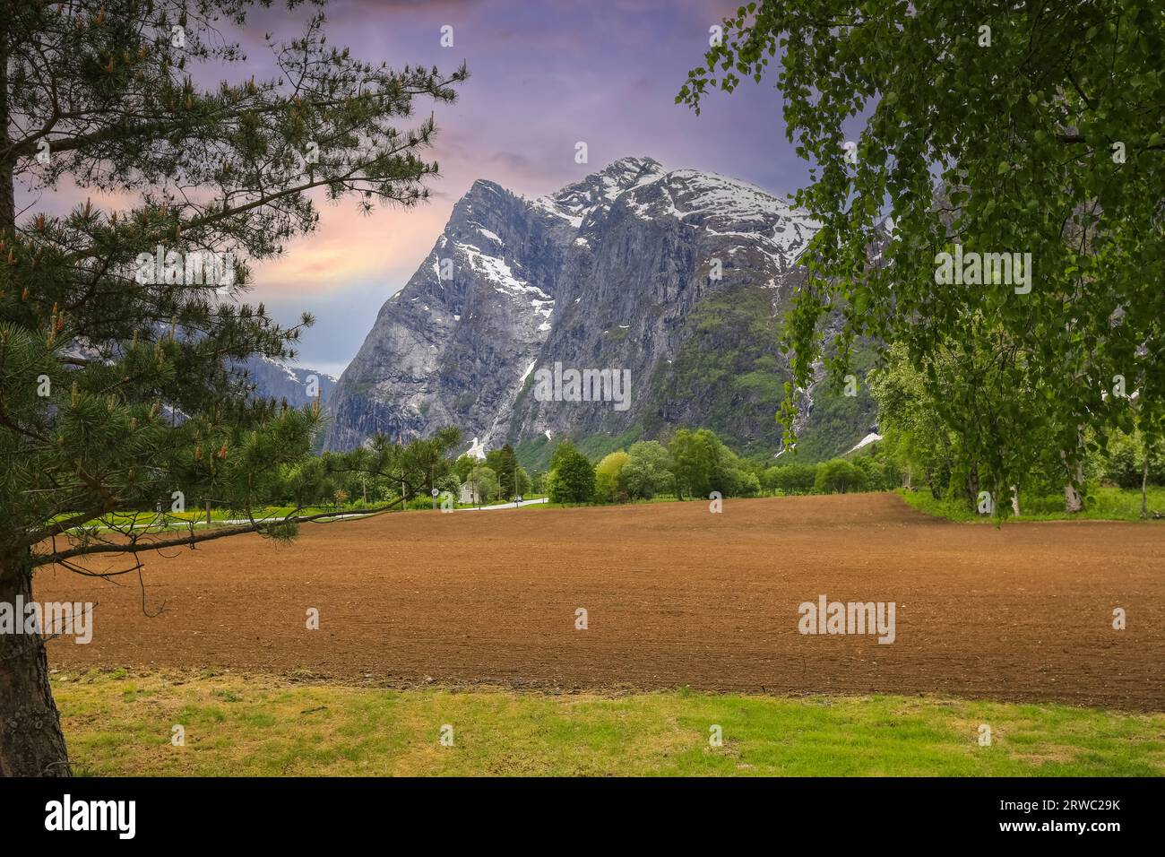 Le mur de Trollveggen (anglais) ou Trollveggen (norvégien) fait partie du massif montagneux Trolltindene (sommets de Trolltindene) dans la vallée de Romsdalen à Rauma Municip Banque D'Images