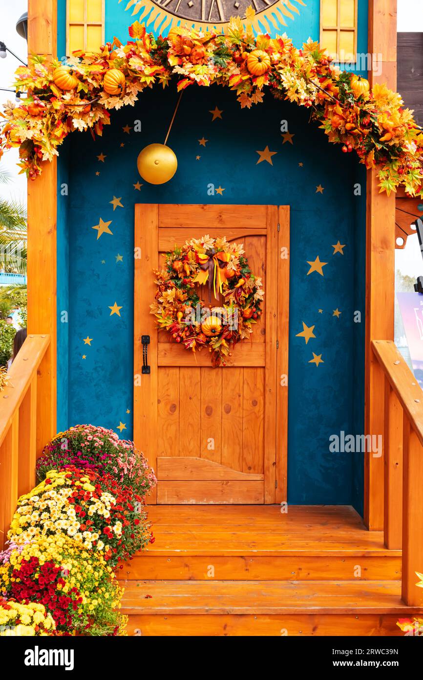 Belle porte en bois, décorée pour Halloween ou Thanksgiving. Sotchi, Russie - 15 octobre 2021. Banque D'Images