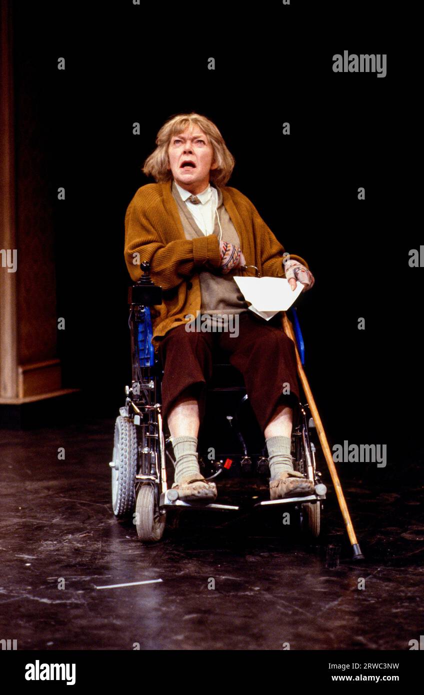 Brenda Bruce (Betty Lemon) dans WHATEVER HAPPENED TO BETTY LEMON d'Arnold Wesker au Lyric Studio, Lyric Theatre, Hammersmith, Londres W6 17/02/1987 design : Jackie Pilfold éclairage : Kevin Sleep réalisateur : Arnold Wesker Banque D'Images