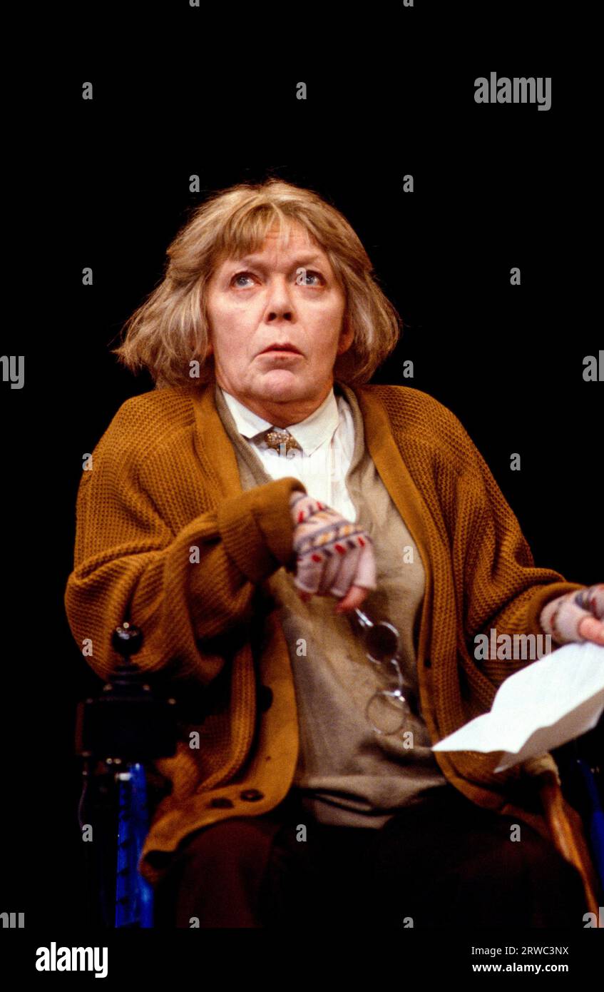 Brenda Bruce (Betty Lemon) dans WHATEVER HAPPENED TO BETTY LEMON d'Arnold Wesker au Lyric Studio, Lyric Theatre, Hammersmith, Londres W6 17/02/1987 design : Jackie Pilfold éclairage : Kevin Sleep réalisateur : Arnold Wesker Banque D'Images