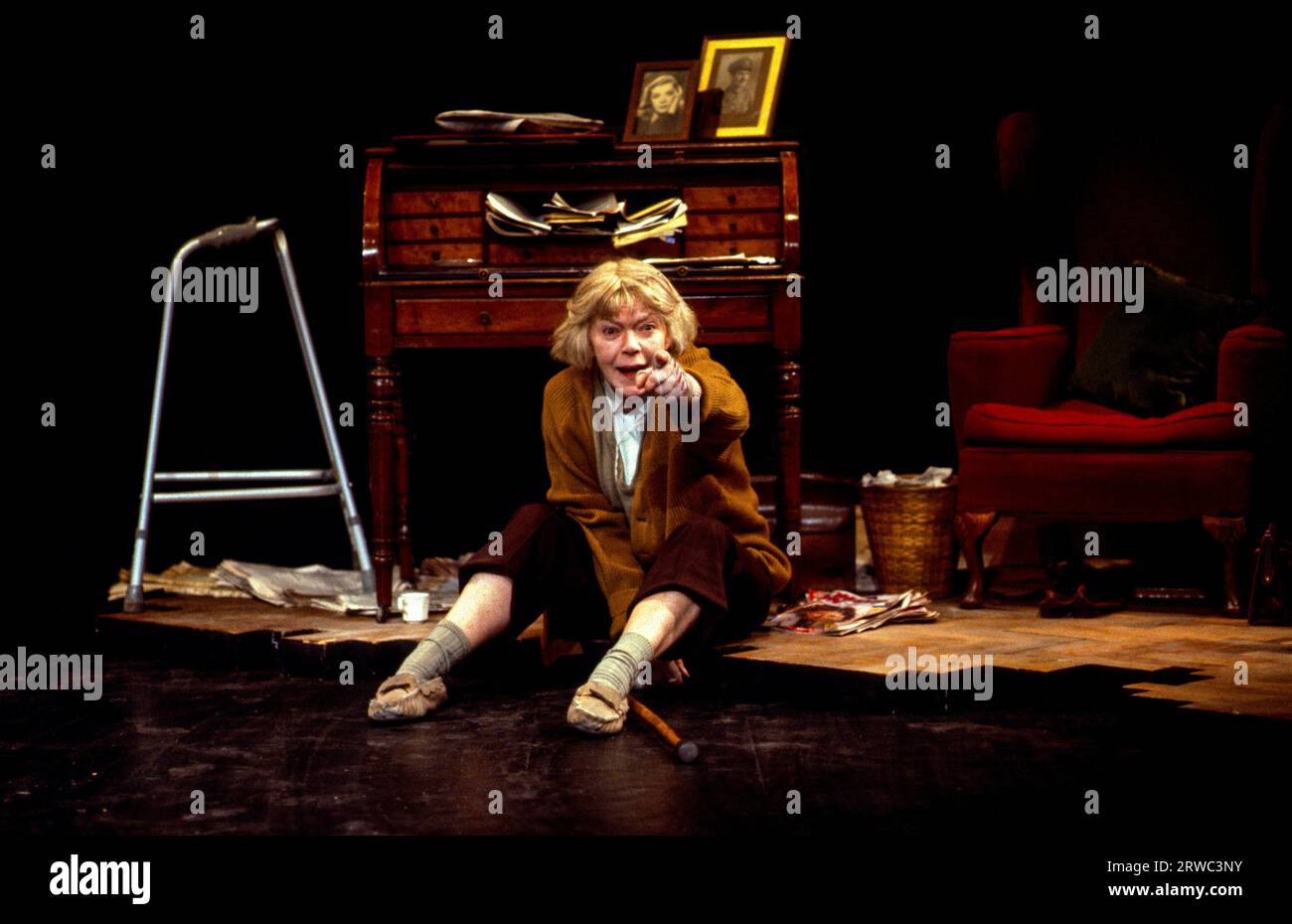 Brenda Bruce (Betty Lemon) dans WHATEVER HAPPENED TO BETTY LEMON d'Arnold Wesker au Lyric Studio, Lyric Theatre, Hammersmith, Londres W6 17/02/1987 design : Jackie Pilfold éclairage : Kevin Sleep réalisateur : Arnold Wesker Banque D'Images