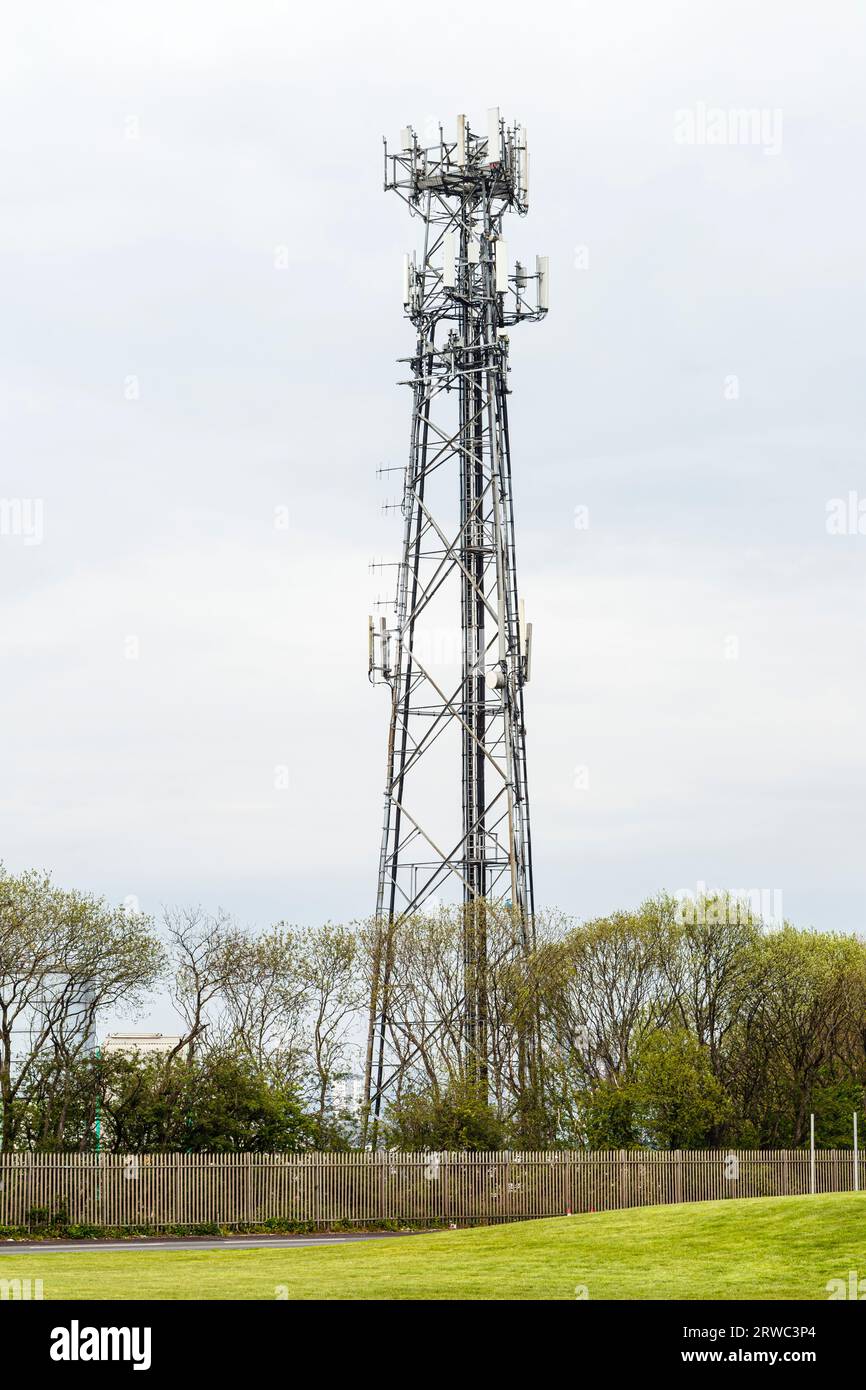 Mât de téléphonie mobile, Glasgow, Écosse, Royaume-Uni, Europe Banque D'Images