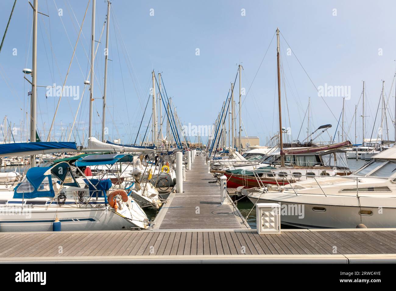 Yachts amarrés dans le port de plaisance de Canet-en-Roussillon, Sud de la France Banque D'Images