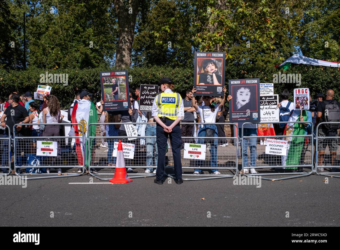 À l'occasion du premier anniversaire de la mort de Mahsa Amini, les Iraniens britanniques descendent dans les rues de Londres pour protester contre le gouvernement iranien. Banque D'Images