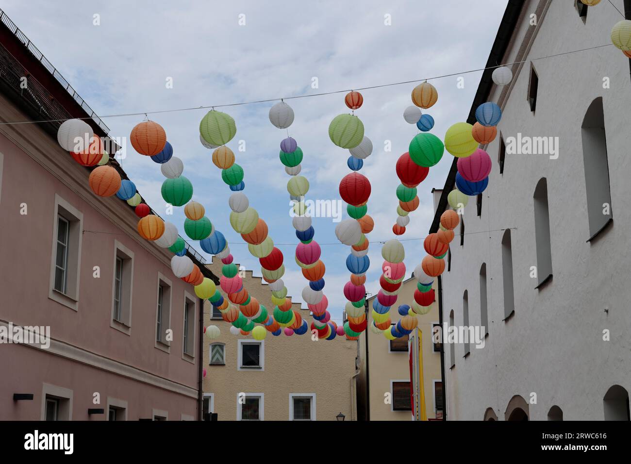 Des lanternes pendent au-dessus de la rue dans la ville de Beilngries Banque D'Images