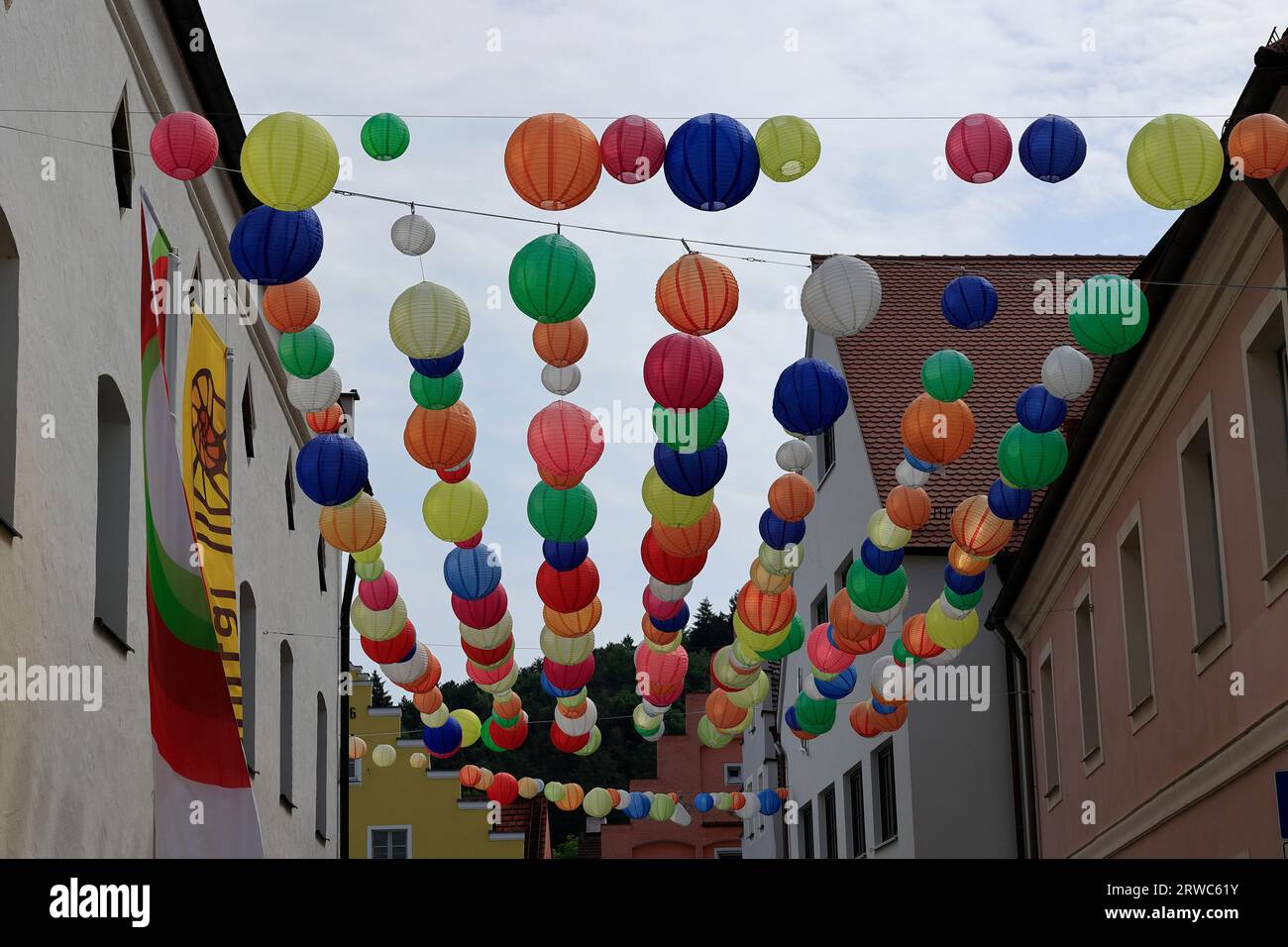 Des lanternes pendent au-dessus de la rue dans la ville de Beilngries Banque D'Images
