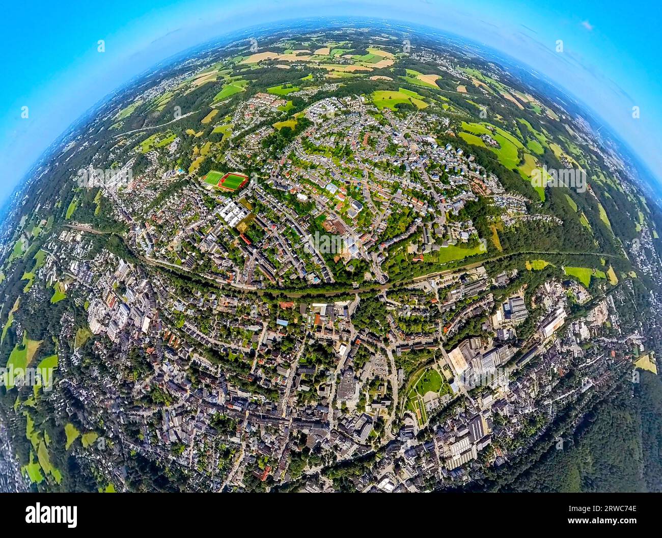 Vue aérienne, centre-ville, gare principale, stade Stefansbachtal, globe, prise de vue Fisheye, prise de vue à 360 degrés, monde minuscule, Gevelsberg, Ruhrgebiet, Rhin du Nord- Banque D'Images