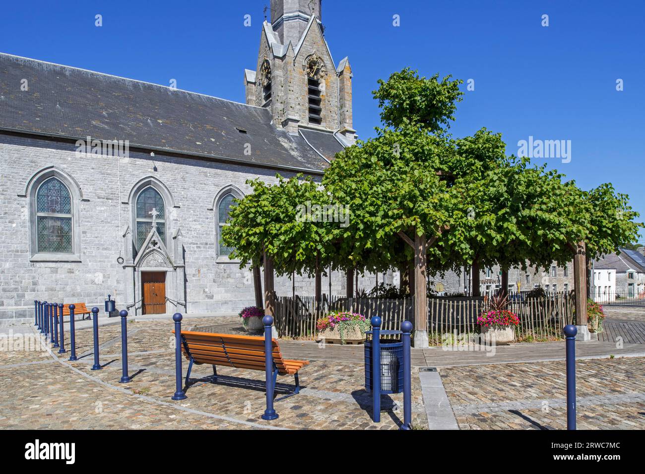 St. Jean l'église baptiste et vieux tilleul, planté sur la place de l'église en 1714 au village Macon, Momignies, Hainaut, Belgique Banque D'Images