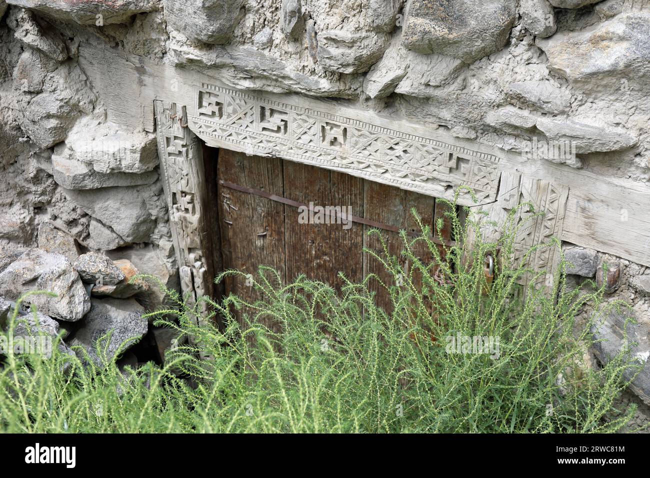 Anciens symboles de swastika utilisés dans l'architecture à Ganish dans la vallée de Hunza Banque D'Images