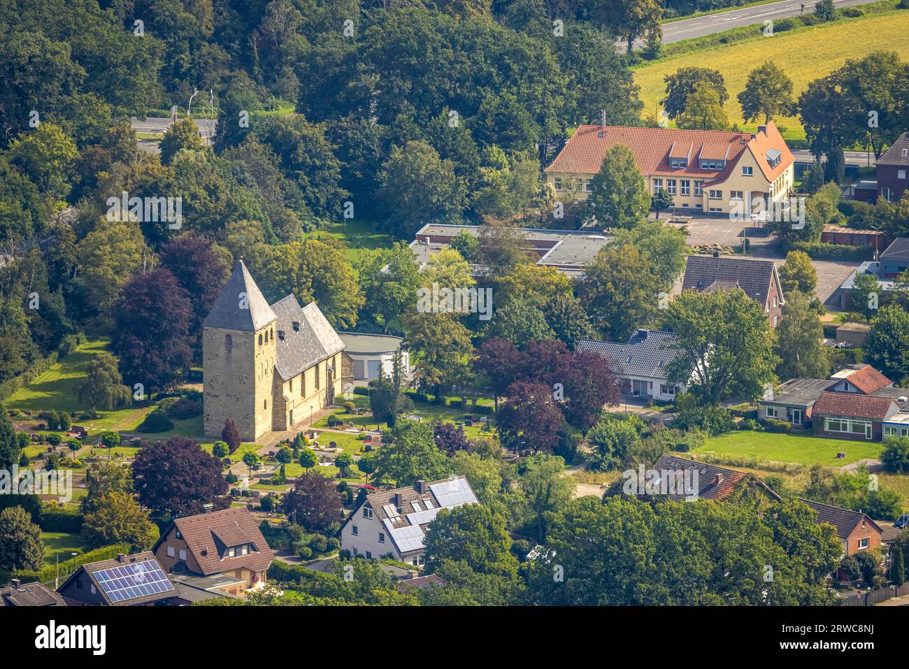 Vue aérienne, église du village d'Uentrop evang. Congrégation de l'église Trinitatis, école primaire Maximilian emplacement Uentrop, Uentrop, Hamm, région de la Ruhr, non Banque D'Images