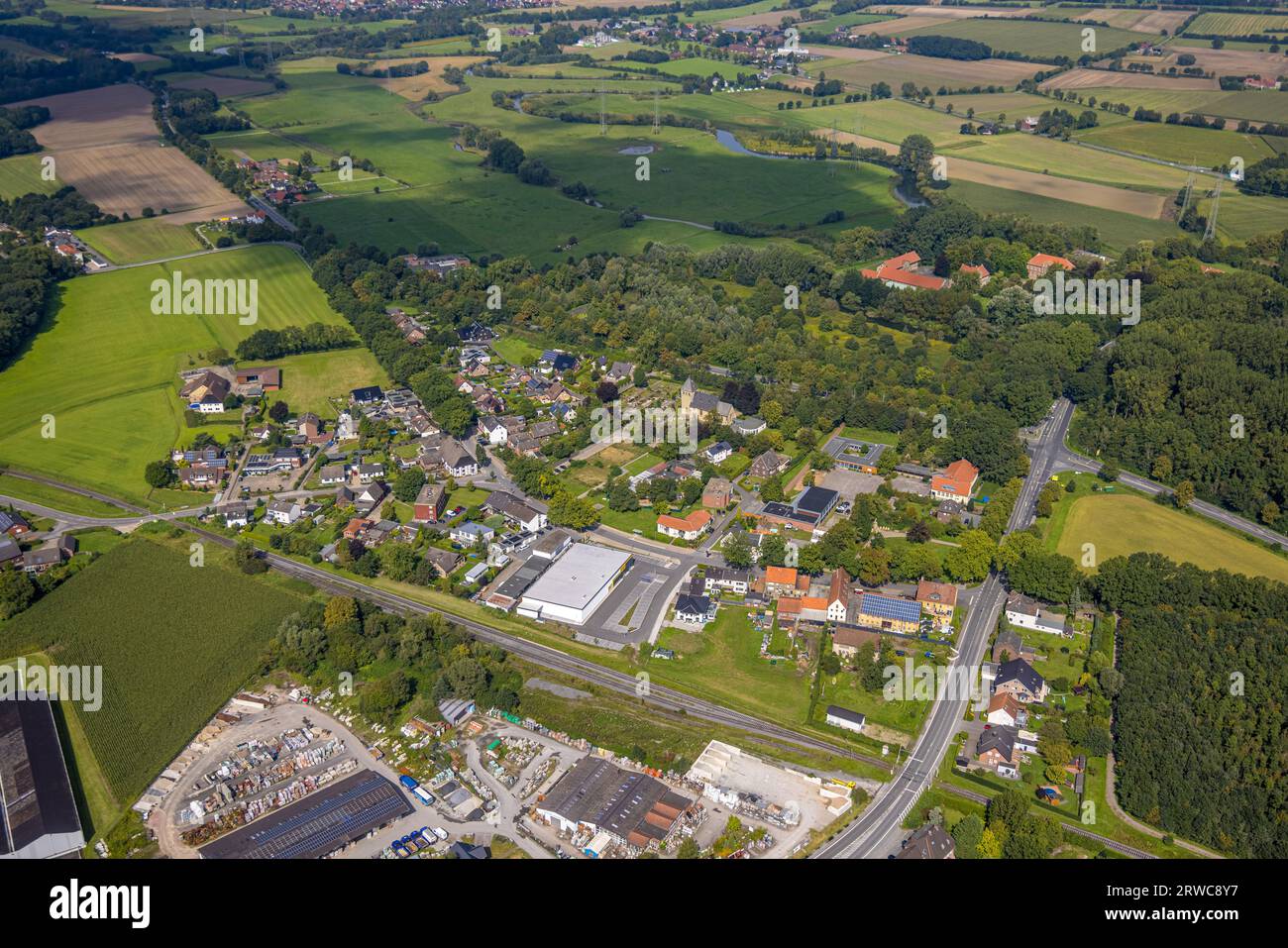 Vue aérienne, église du village d'Uentrop evang. Congrégation de l'église Trinitatis, école primaire Maximilian emplacement Uentrop, Uentrop, Hamm, région de la Ruhr, non Banque D'Images