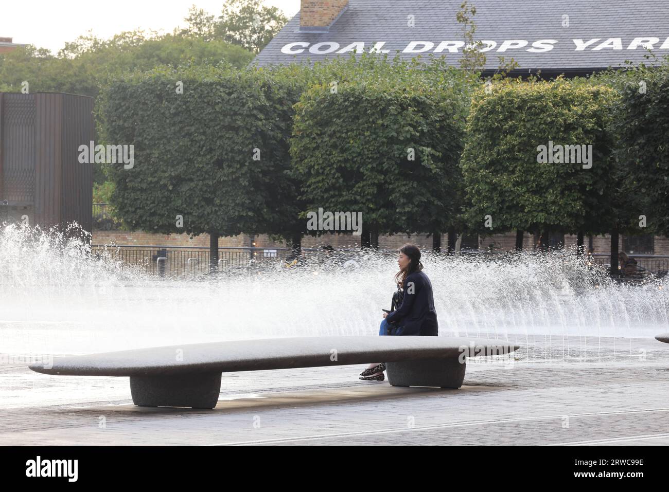Londres, Royaume-Uni 18 septembre 2023. Des rafales de vent ont fait souffler les fontaines de Granary Square à Kings Cross dans toutes les directions. Des vents forts sont prévus pour les 2 prochains jours. Crédit : Monica Wells/Alamy Live News Banque D'Images