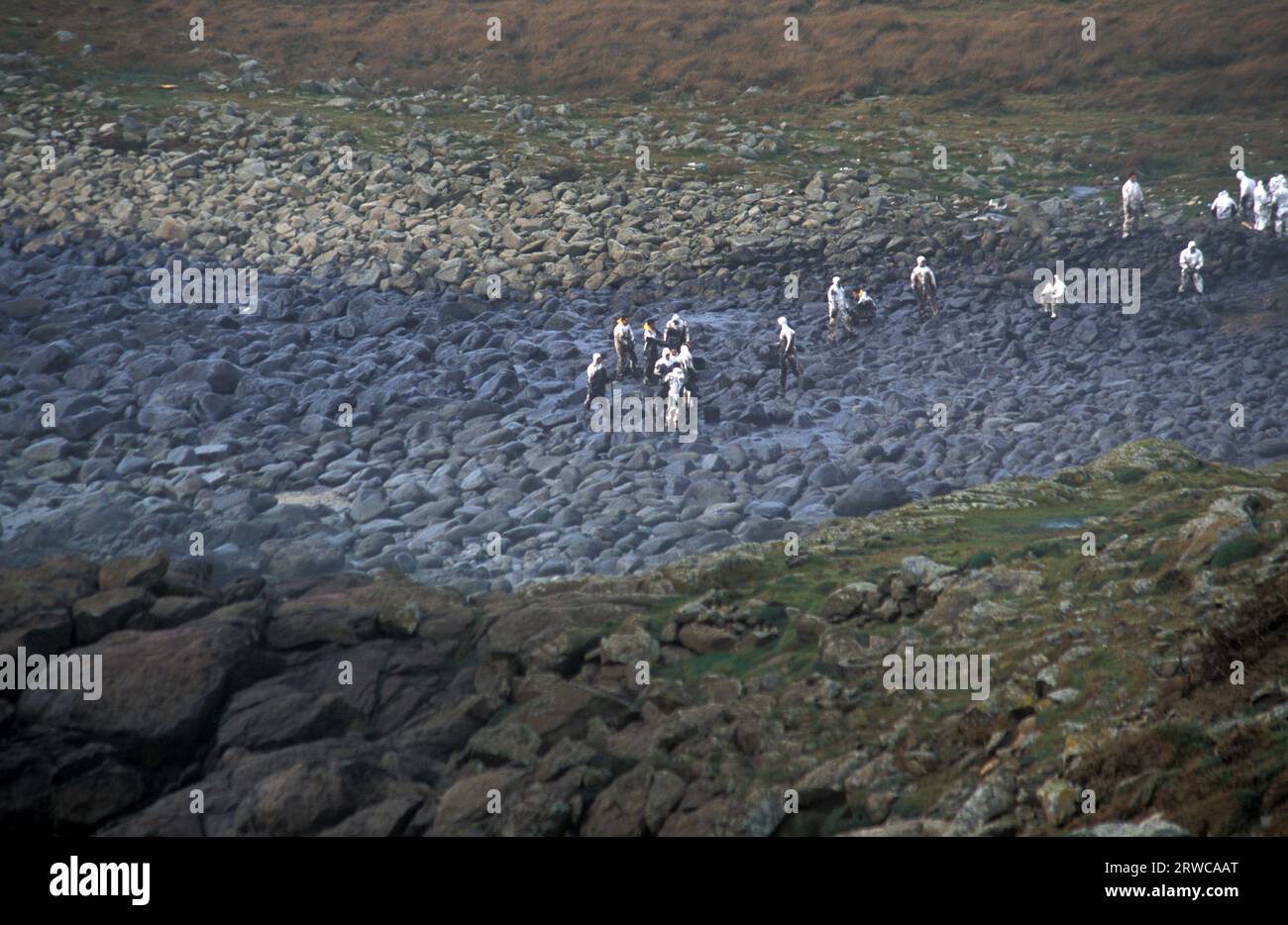 L'armée espagnole aide à nettoyer la catastrophe pétrolière due à la marée noire du Prestige , Cabo Touriñan, A Coruña, Galice, Espagne Banque D'Images