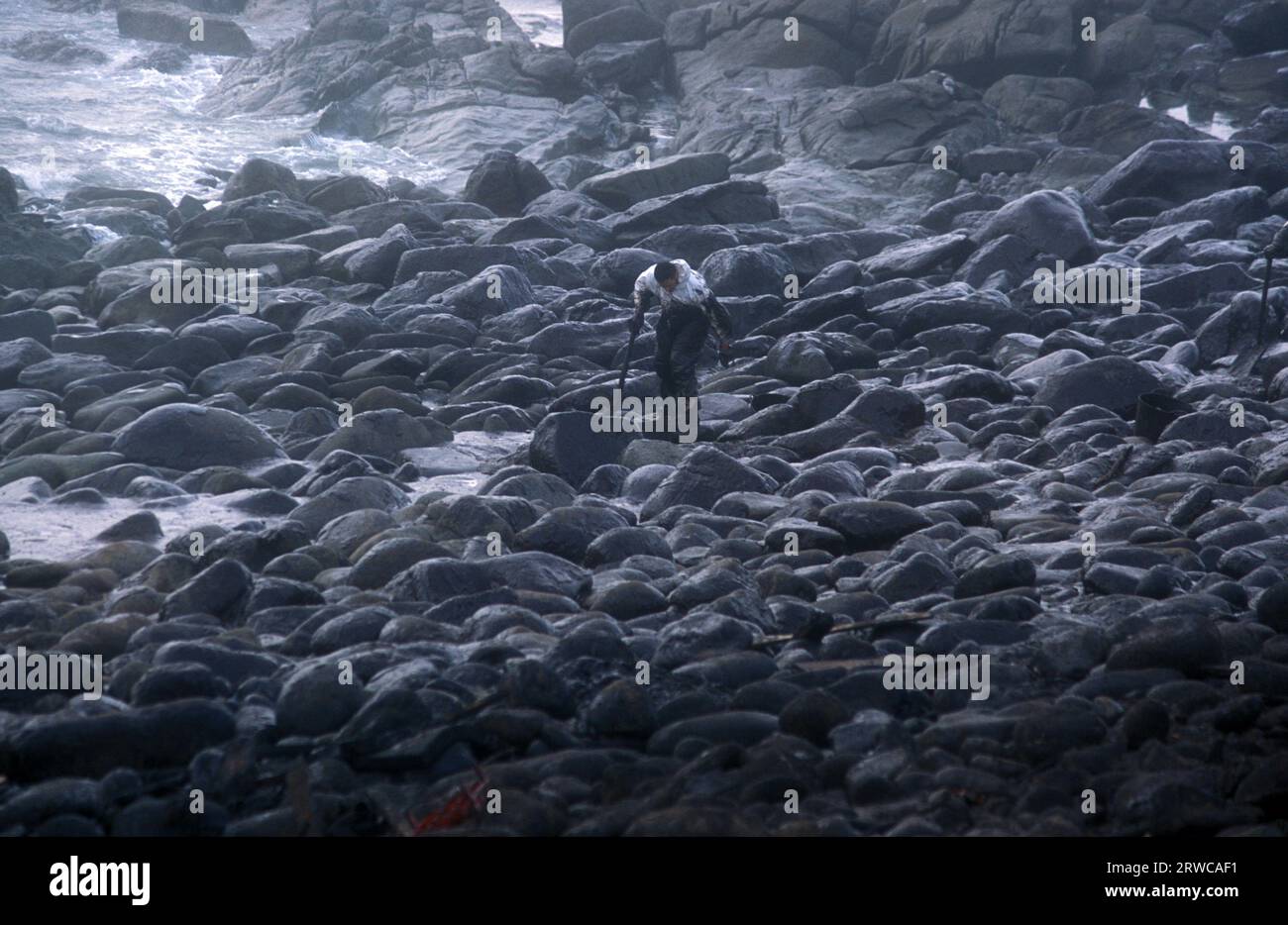 L'armée espagnole aide à nettoyer la catastrophe pétrolière due à la marée noire du Prestige , Cabo Touriñan, A Coruña, Galice, Espagne Banque D'Images