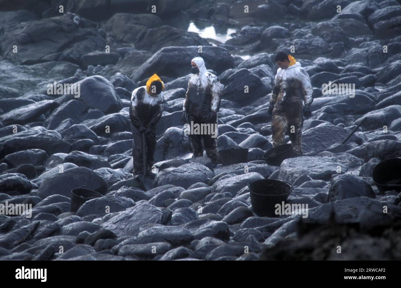 L'armée espagnole aide à nettoyer la catastrophe pétrolière due à la marée noire du Prestige , Cabo Touriñan, A Coruña, Galice, Espagne Banque D'Images