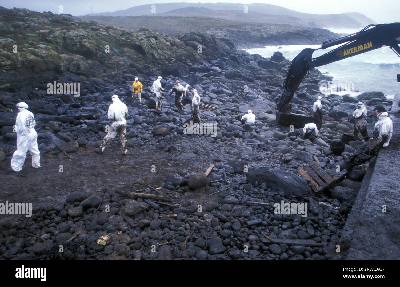 L'armée espagnole aide à nettoyer la catastrophe pétrolière due à la marée noire du Prestige , Cabo Touriñan, A Coruña, Galice, Espagne Banque D'Images