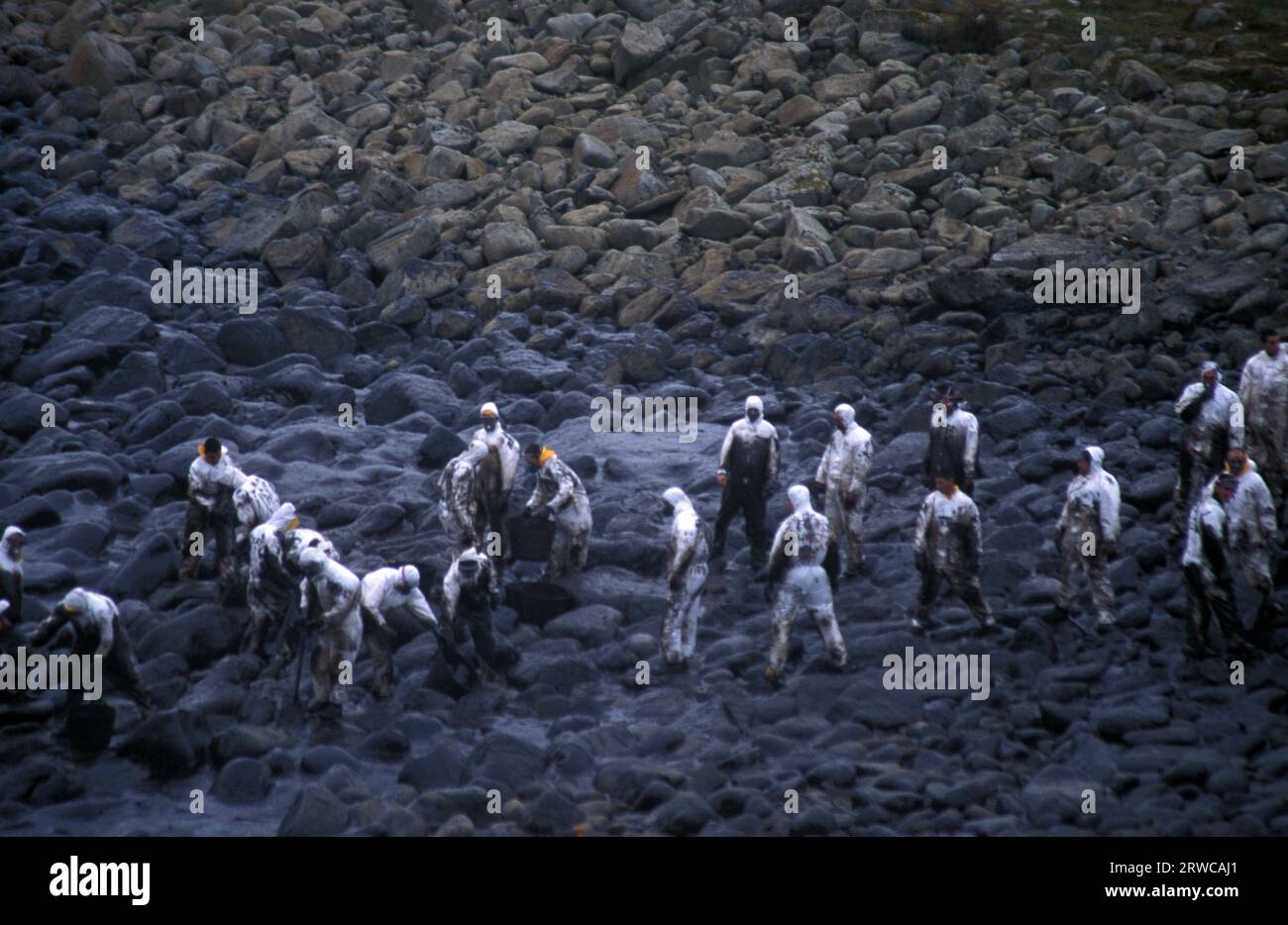 L'armée espagnole aide à nettoyer la catastrophe pétrolière due à la marée noire du Prestige , Cabo Touriñan, A Coruña, Galice, Espagne Banque D'Images