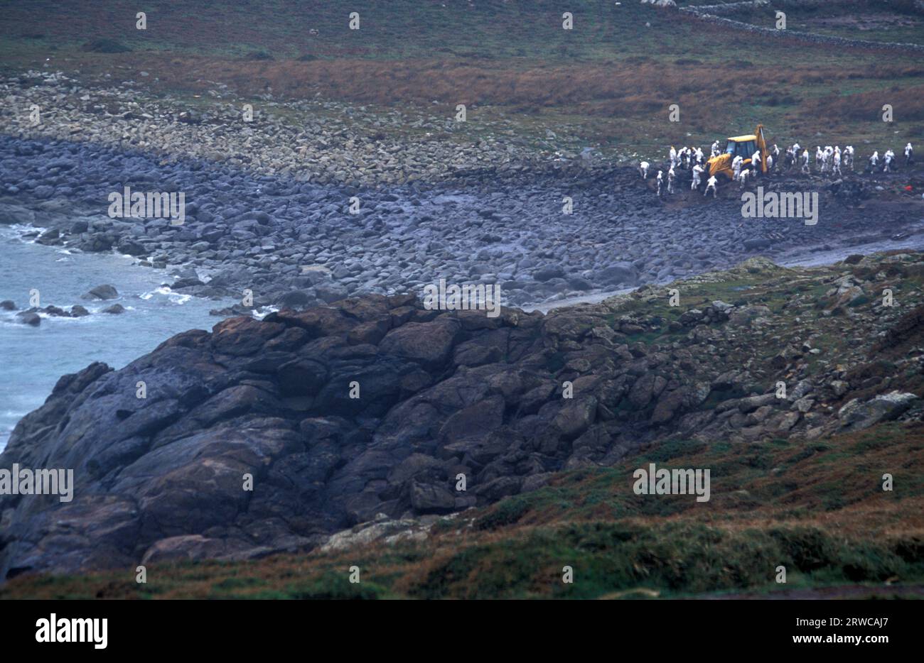 L'armée espagnole aide à nettoyer la catastrophe pétrolière due à la marée noire du Prestige , Cabo Touriñan, A Coruña, Galice, Espagne Banque D'Images