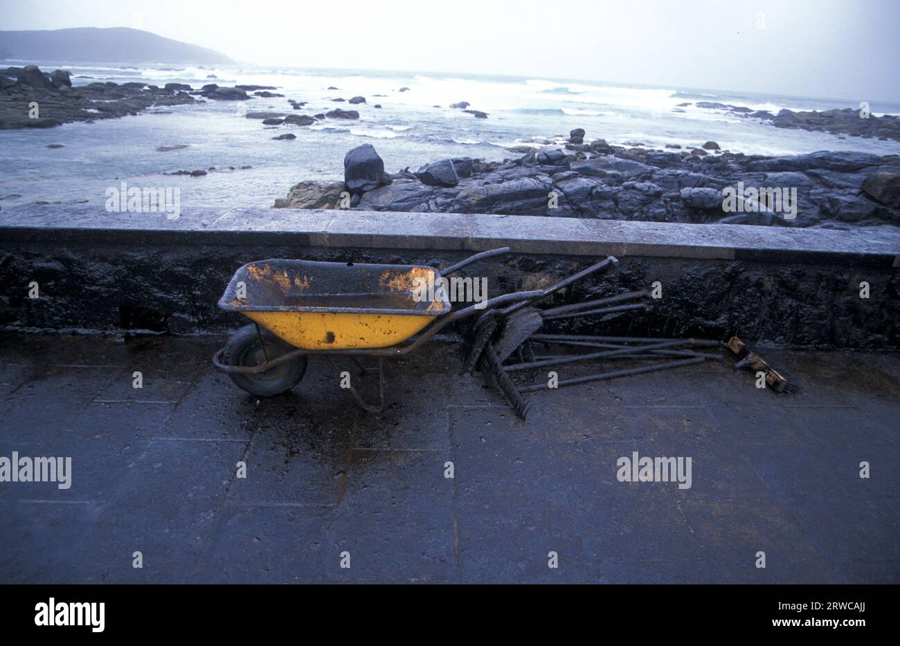 Brouette et bêches pour enlever le pétrole dans la plage de Muxia, la marée noire Prestige , Praia do Coido, Muxia, A Coruña, Galice, Espagne Banque D'Images