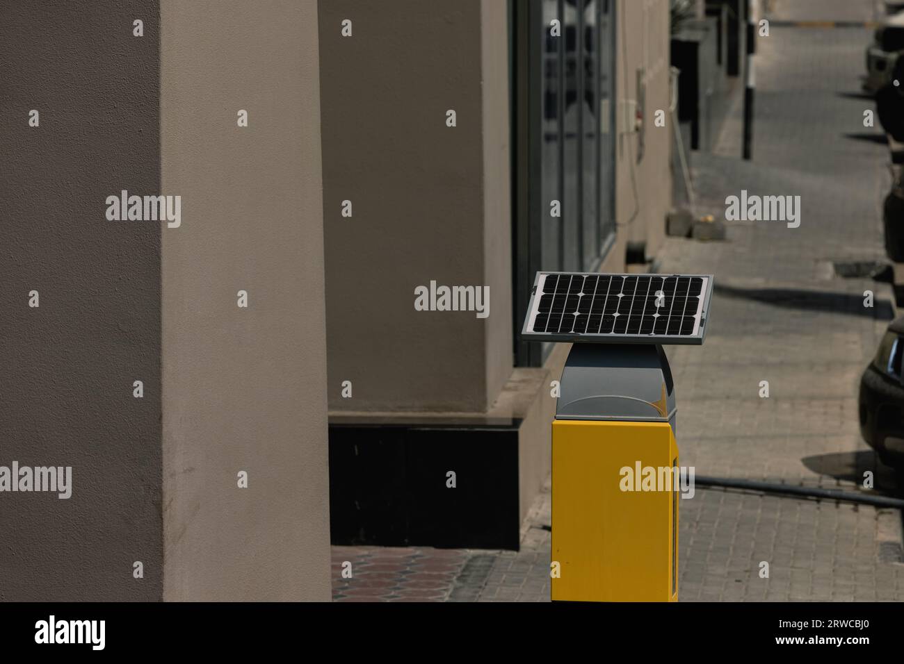 Panneaux solaires dans la grande ville exploitant l'énergie solaire. Concept d'énergie alternative propre et verte. photovoltaïque, source d'électricité alternative - concept de su Banque D'Images