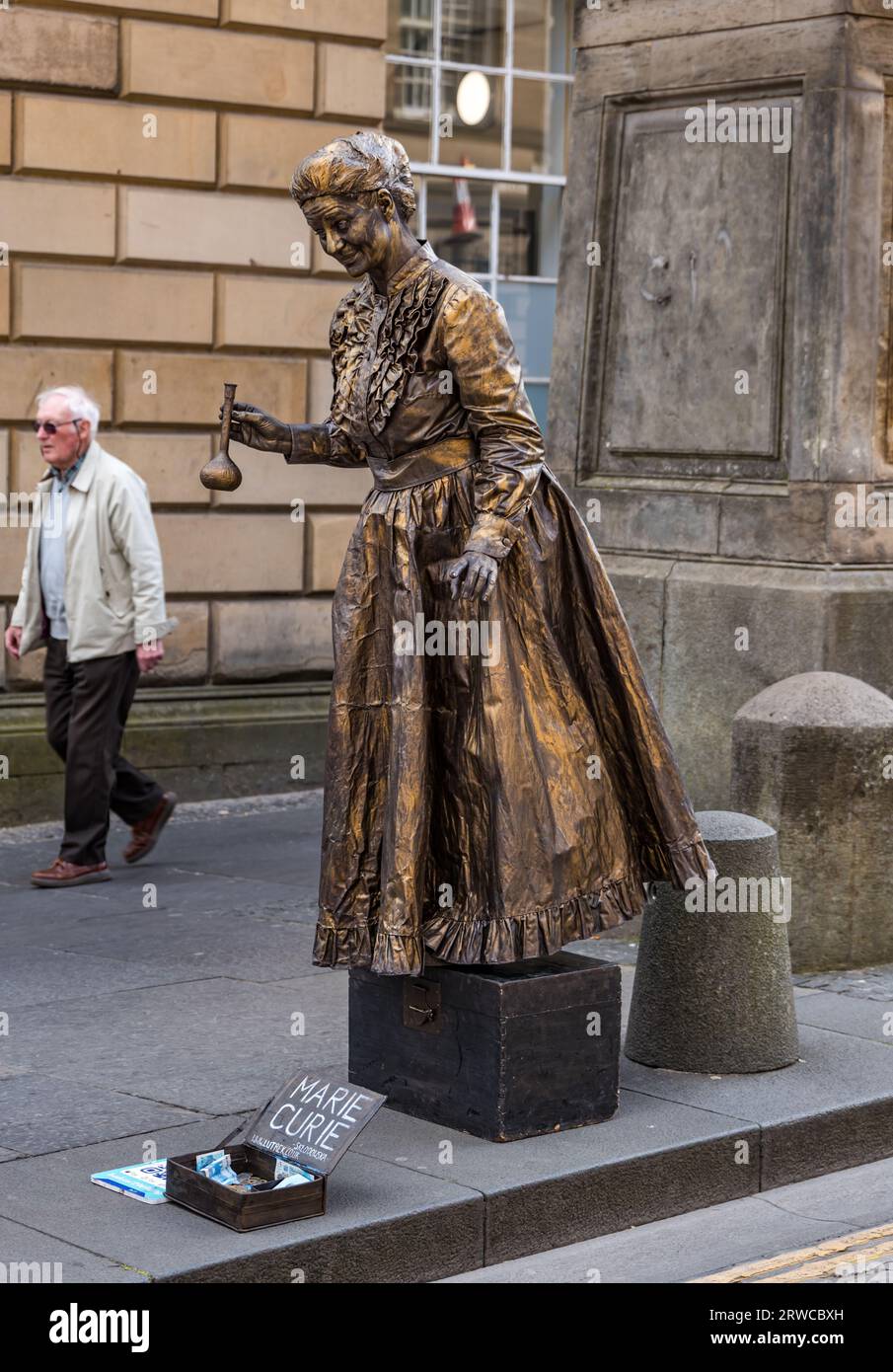 Statue vivante interprète de rue comme Madame Curie, Edinburgh Festival Fringe, Royal Mile, Écosse, Royaume-Uni Banque D'Images