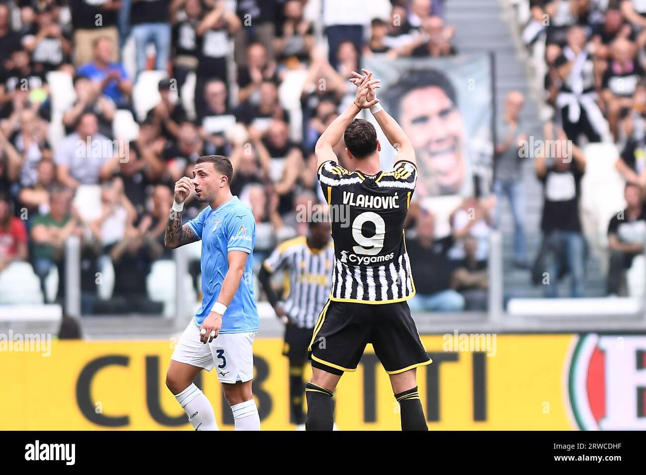 Dusan Vlahovic (Juventus) salue les supporters avant d'être remplacé lors du match de Serie A football entre la Juventus FC et le SS Lazio à Allianz S. Banque D'Images