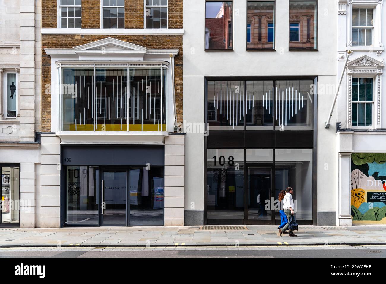 Londres, Royaume-Uni - 27 août 2023 : vitrine vide dans Bond Street dans le West End. Il est l'un des domaines les plus chers et recherchés de l'immobilier i Banque D'Images