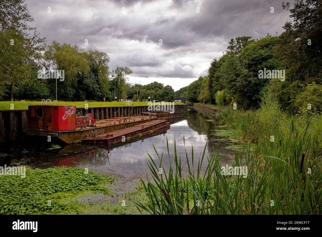 Barge amarrée à l'écluse de Sprotbrough, Doncaster, Angleterre. Banque D'Images