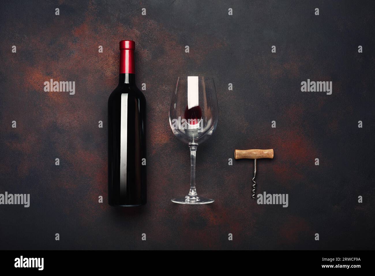 Bouteille de vin, tire-bouchon et verre à vin sur fond rouillé vue de dessus Banque D'Images