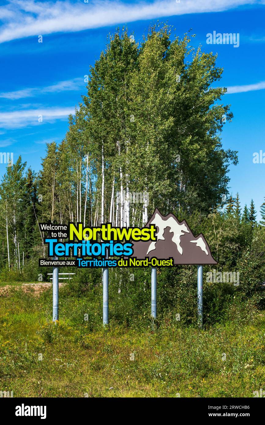 Liard Trail, NT Canada - 17 août 2022 : panneau de bienvenue des Territoires du Nord-Ouest le long de Liard Trail le long de la frontière de la Colombie-Britannique et des NT. Banque D'Images