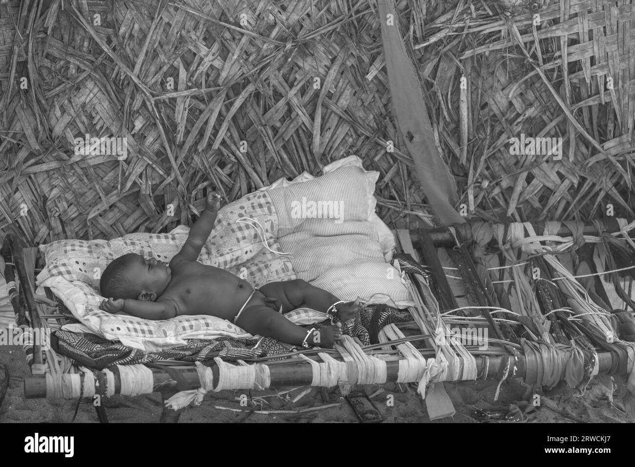 14 février 2023, ville de Chennai, Inde : un enfant nomade est allongé sur un lit à l'intérieur d'un abri temporaire. Banque D'Images