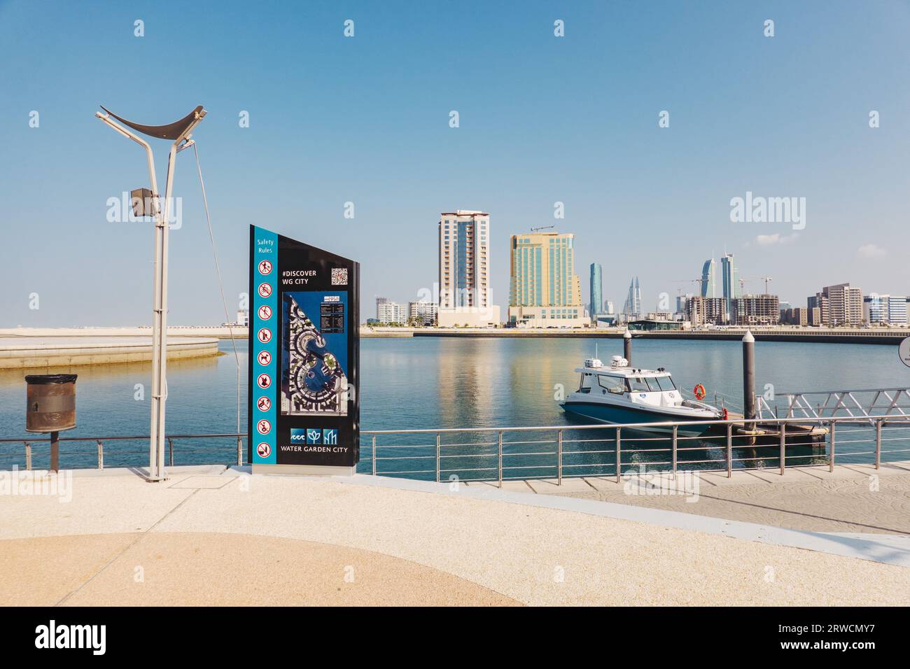 Un bateau amarré à Water Garden City, une marina sur une baie artificielle avec des restaurants et des appartements à Manama, Bahreïn Banque D'Images
