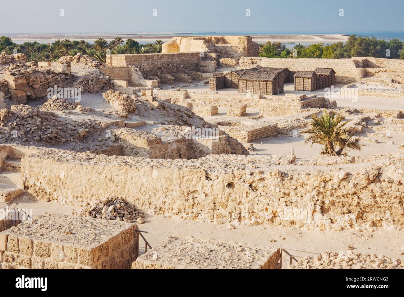QAl'at al-Bahreïn, un fort datant de 2300 av. J.-C. et abandonné par les Portugais au 16e siècle, sur la côte nord de l'île de Bahreïn Banque D'Images