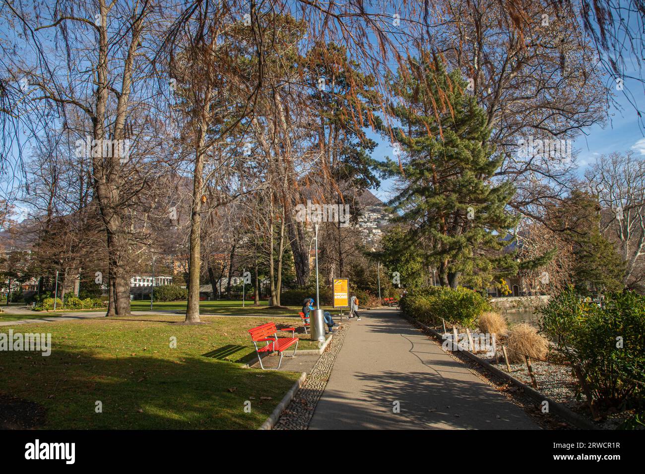 Lugano Suisse, 21 janvier 2023 : les gens marchent dans le jardin public Parco Civico Ciani avec des fleurs le long des rives du lac de Lugano à Lugano Ticino SWI Banque D'Images