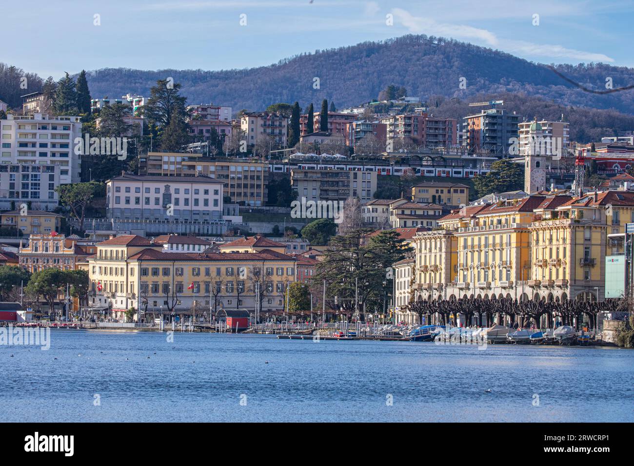 Lugano Suisse, 21 janvier 2023 : vue sur la ville de Lugano, le Tessin, la Suisse et la promenade du lac de Lugano. Banque D'Images