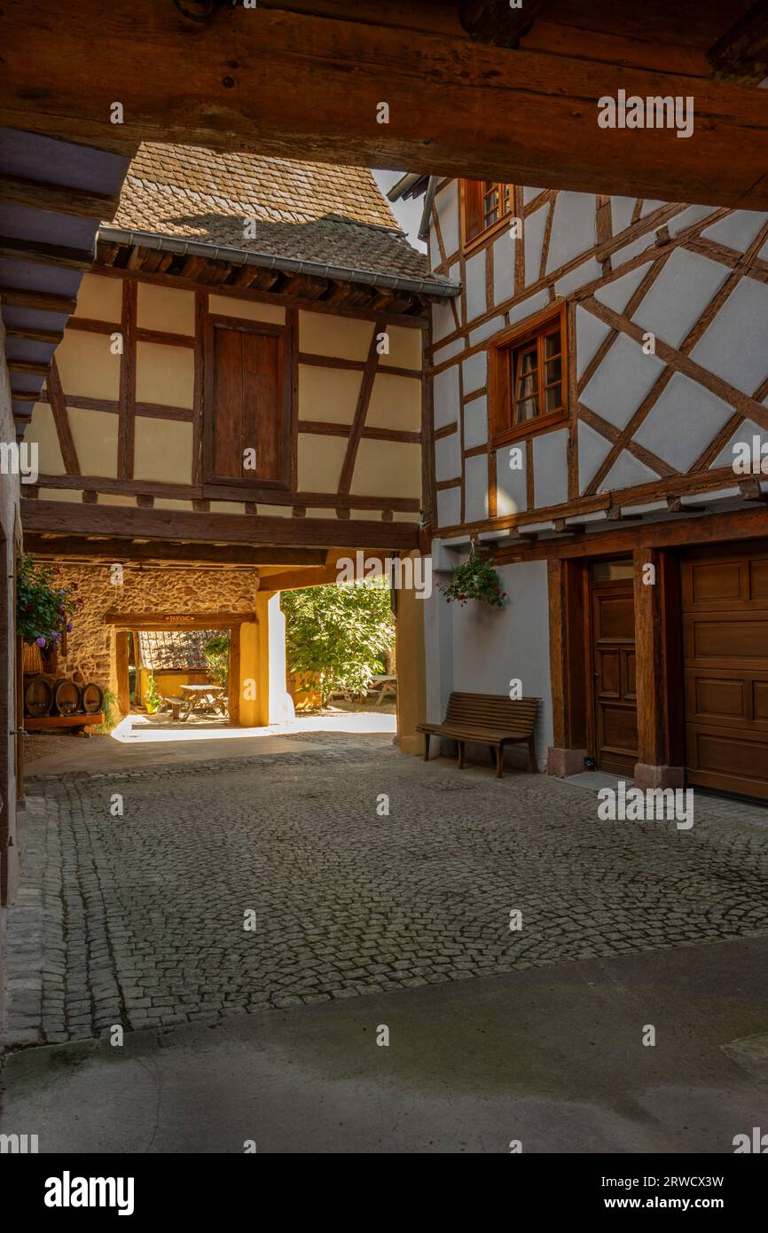 Hunawihr, France - 09 04 2023 : vue sur la façade d'une maison typique à colombages et sa cour Banque D'Images