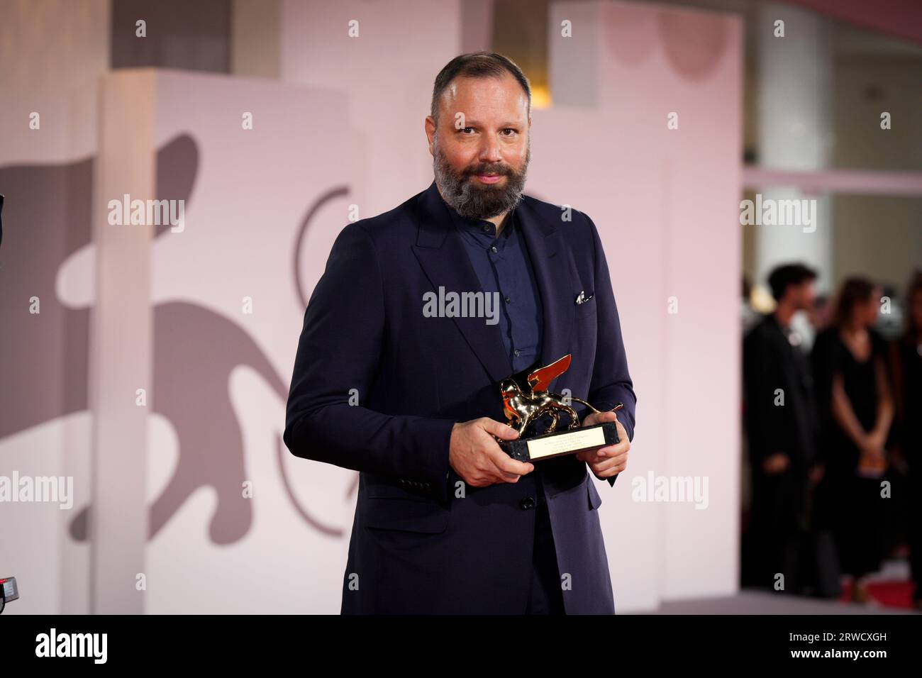 Venise, Italie. 18 septembre 2023. Yorgos Lanthimos pose avec le Lion d'or du meilleur film pour les « choses pauvres » au photocall du gagnant au 80e Festival International du film de Venise (photo Daniele Cifala/NurPhoto) crédit : NurPhoto SRL/Alamy Live News Banque D'Images