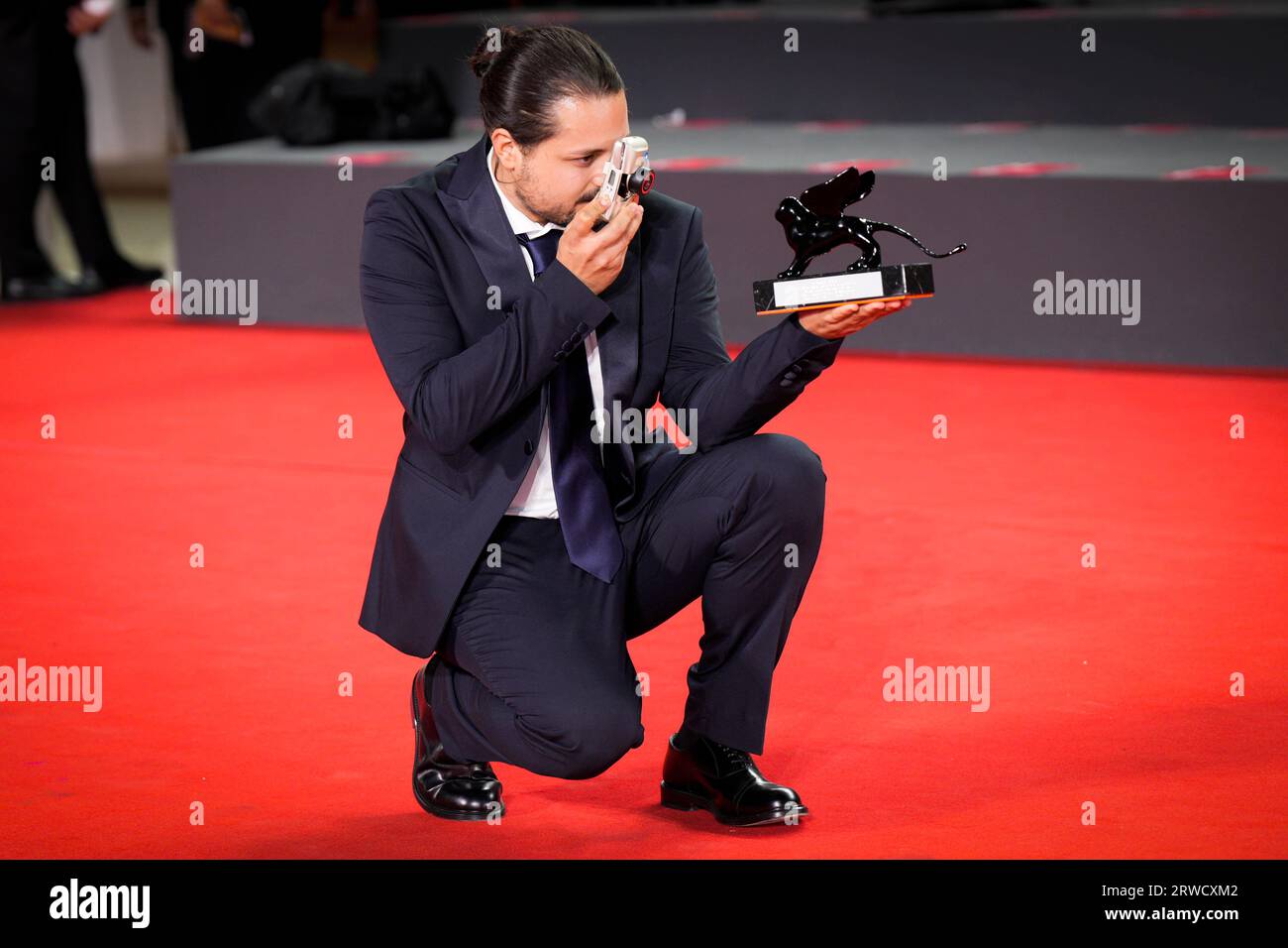 Venise, Italie. 18 septembre 2023. Alain Parroni pose avec le Prix spécial du jury Horizons pour 'una Sterminata Domenica' lors du photocall du vainqueur au 80e Festival International du film de Venise (photo Daniele Cifala/NurPhoto) crédit : NurPhoto SRL/Alamy Live News Banque D'Images