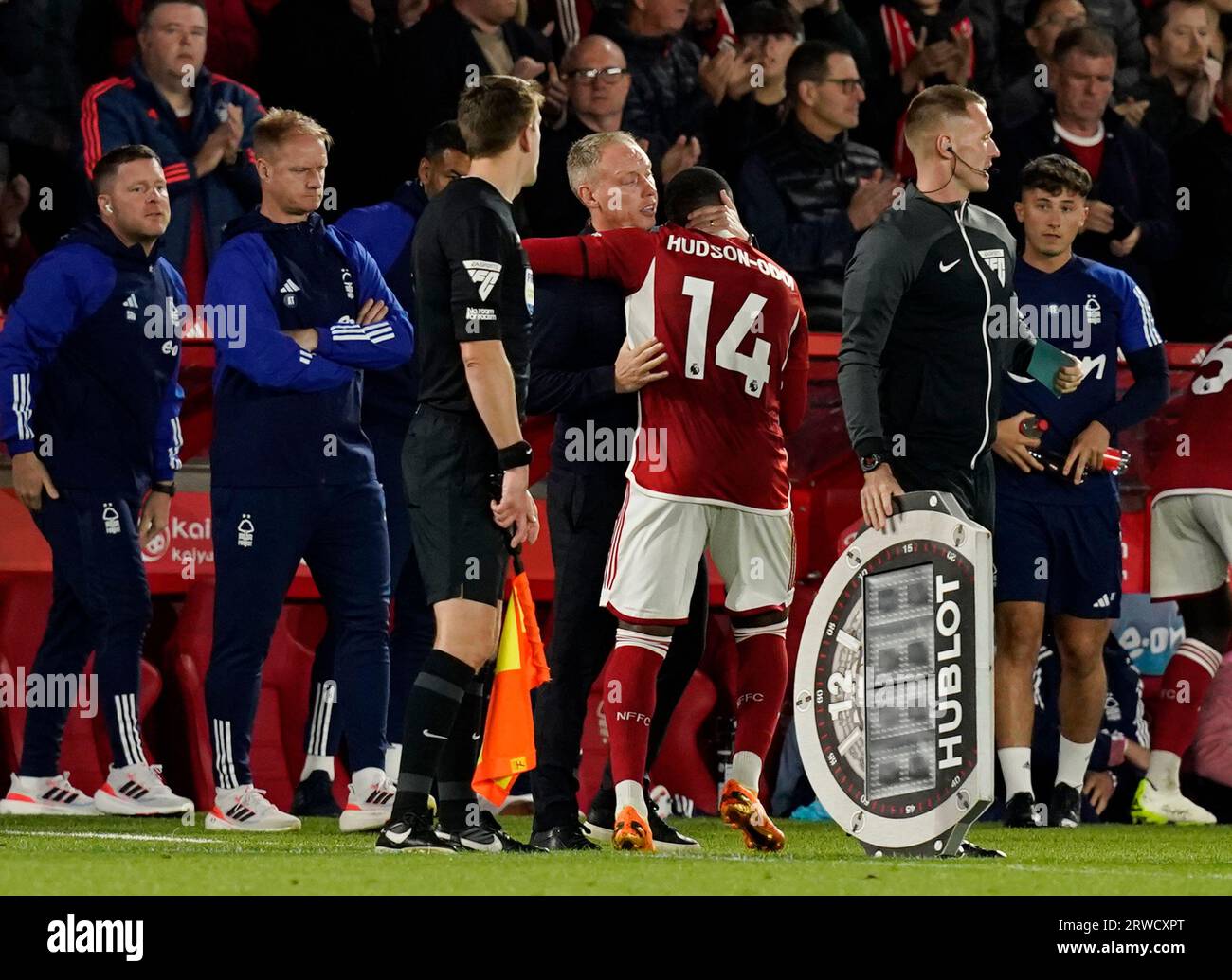 Nottingham, Royaume-Uni. 18 septembre 2023. Steve Cooper, entraîneur de Nottingham Forest, accueille Callum Hudson-Odoi de Nottingham Forest lors du match de Premier League au City Ground, Nottingham. Le crédit photo devrait se lire : Andrew Yates/Sportimage crédit : Sportimage Ltd/Alamy Live News Banque D'Images