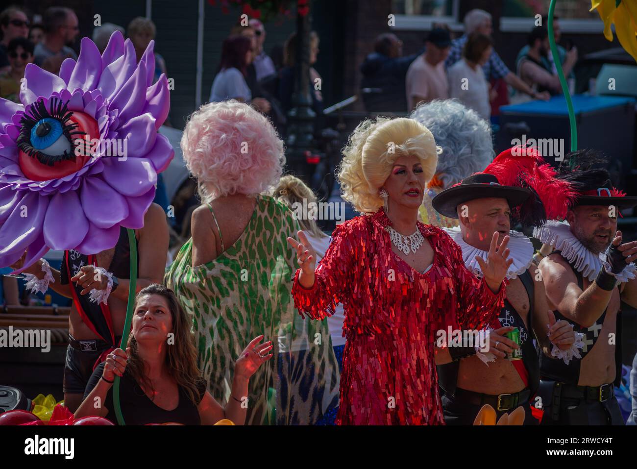 2 septembre 2023, Leiden, pays-Bas, première fierté avec bateau de parade coloré dans les canaux de Leiden Banque D'Images