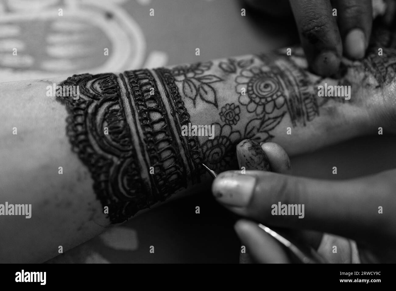Appliquer de beaux art au henné sur les mains. Design nuptial. Mariage Mehendi. Banque D'Images